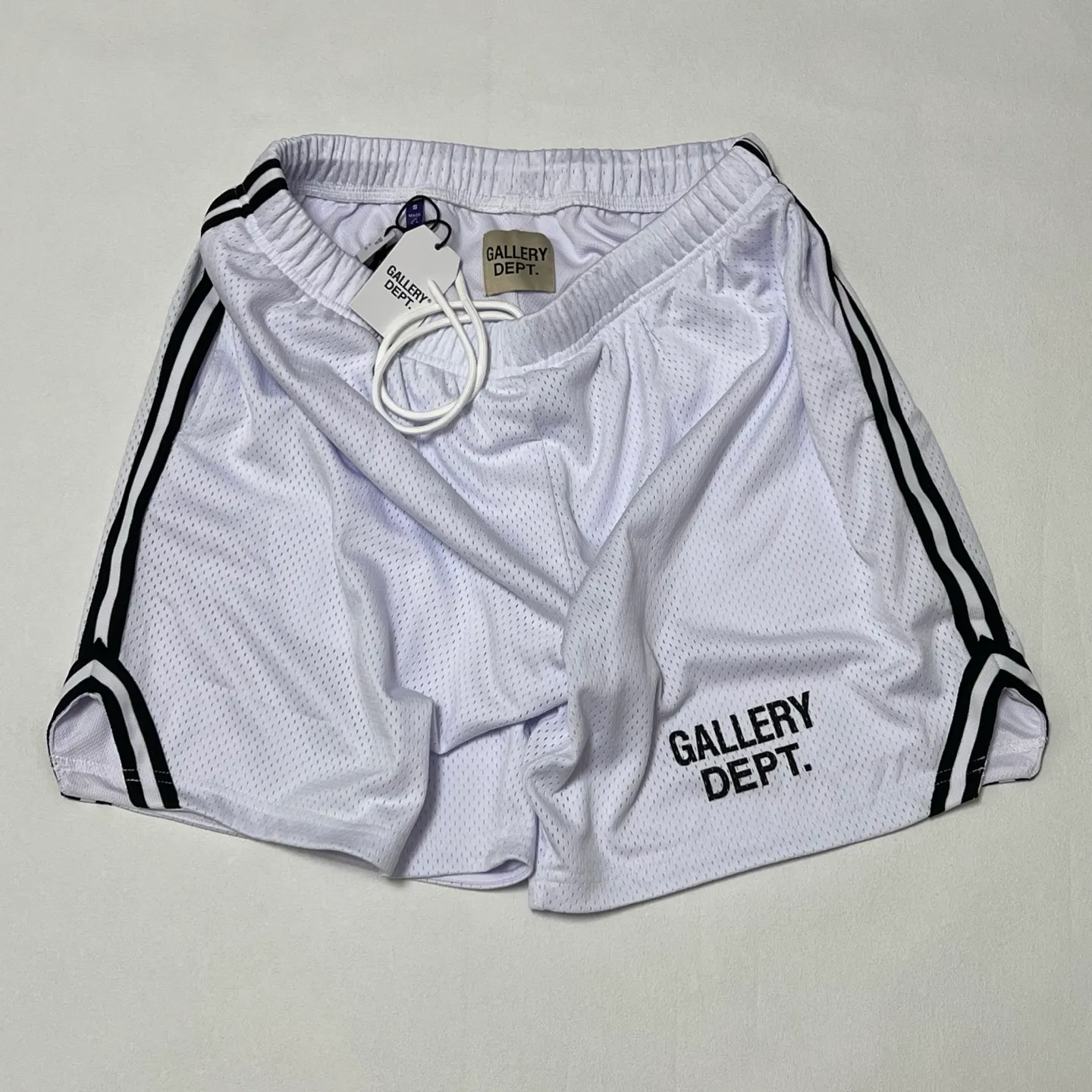 Details GALLERY DEPT. VENICE COURT SHORTS English mesh shorts Logo webbing wide-leg basketball shorts Black and white S-XL Original molding Loose wide-leg version American boy's first choice Breathable mesh fabric Superimposed soft material inside Comfortable and easy to match Custom-woven original consistent webbing/main mark/component wash mark Details enlarged to follow